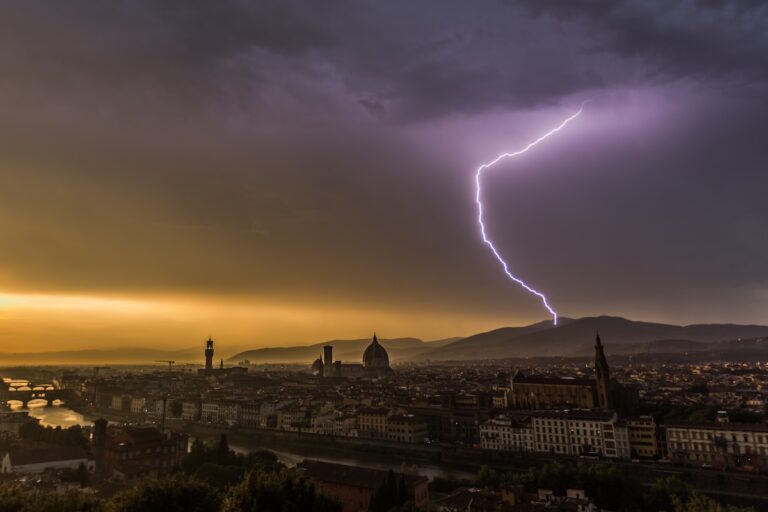 Tempesta di fulmini: come proteggersi e dove ripararsi