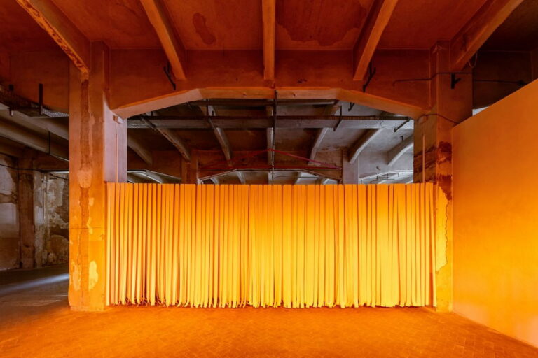 Paper/Cosmic Breeze: l’installazione di Gianni Pettena a Firenze in Manifattura Tabacchi