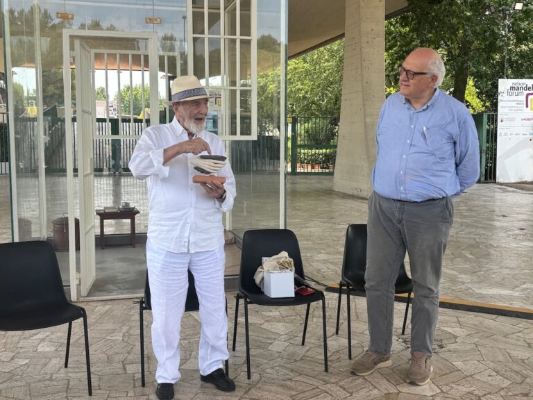 Omaggio a Michelangelo Pistoletto davanti alla riproduzione della cella di Mandela