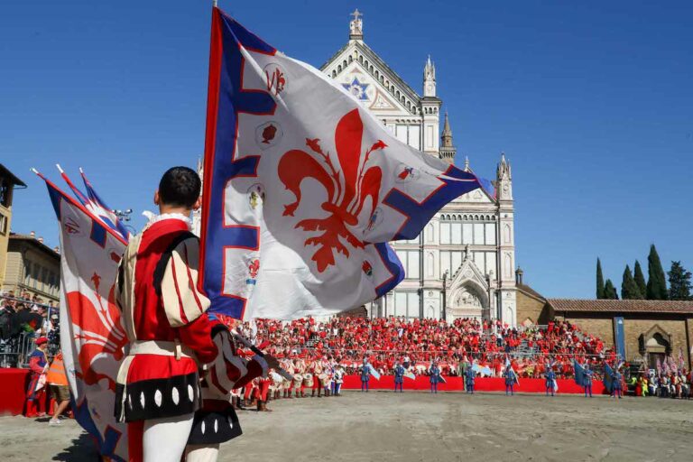 Calcio storico fiorentino: la finale sarà Azzurri contro Rossi. Flavio Cobolli magnifico messere