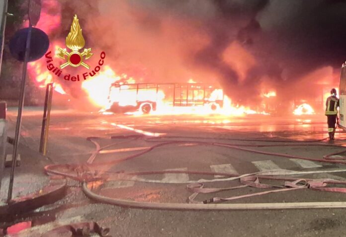 Foto: Incendio a Firenze al deposito degli autobus di Viale XI Agosto, foto: Vigili del Fuoco