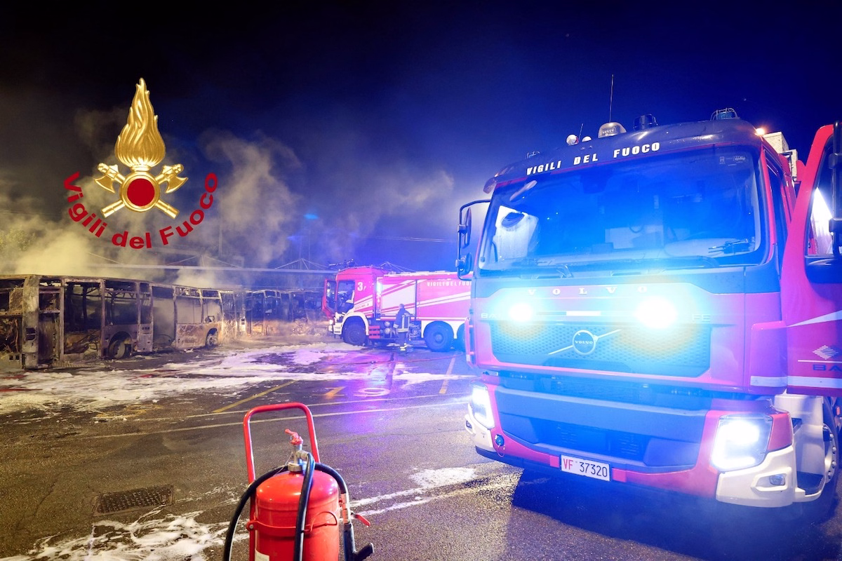 Incendio a Firenze al deposito degli autobus di Viale XI Agosto 1 incendio a Firenze foto Vigili del Fuoco